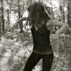 Алекса Шмид танцует в лесу
